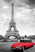 Романтичный Париж с красной машиной